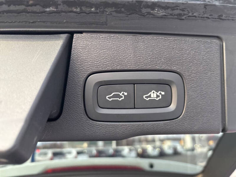 2025 Volvo XC60 B5 Core Dark Theme