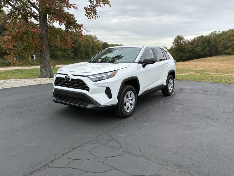 2024 Toyota RAV4 LE's photo