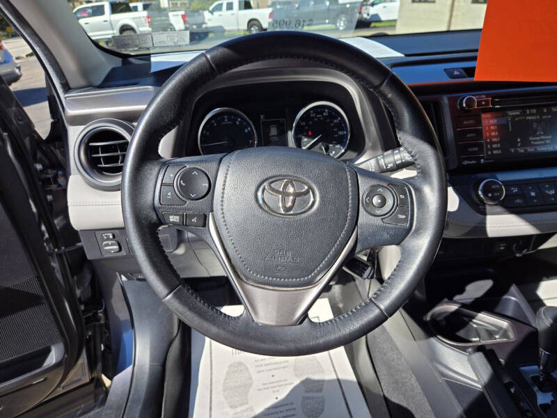 2016 Toyota RAV4 XLE photo 12