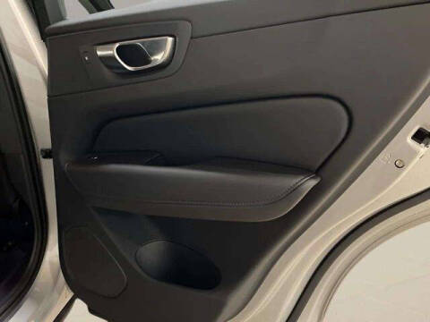 2025 Volvo XC60 B5 Core Dark Theme