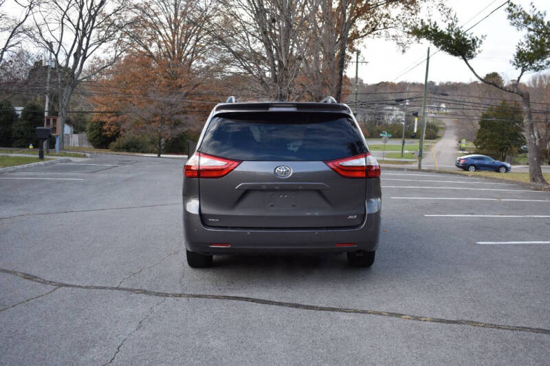 2015 Toyota Sienna XLE photo 5