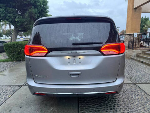 2017 Chrysler Pacifica Touring-L