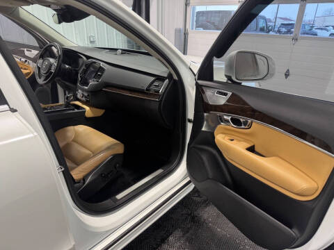 2016 Volvo XC90 T6 Momentum