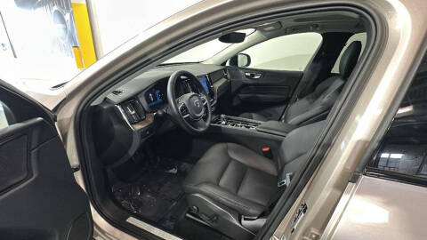 2023 Volvo XC60 B5 Plus Dark Theme