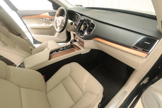 2022 Volvo XC90 T5 Momentum