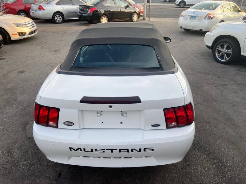 2004 Ford Mustang Deluxe