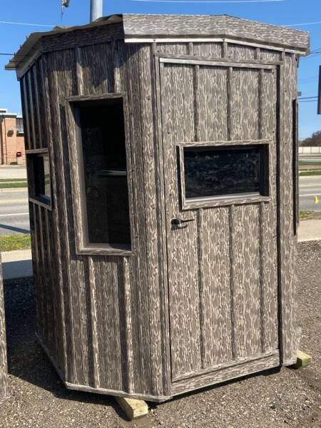  6x6  8 Sided Hunting Blind 8 Tinted Windows for sale at Toy Box Auto Sales LLC in La Crosse WI