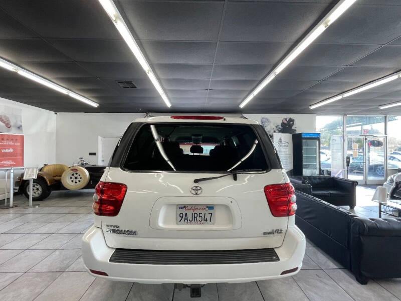 2004 Toyota Sequoia SR5