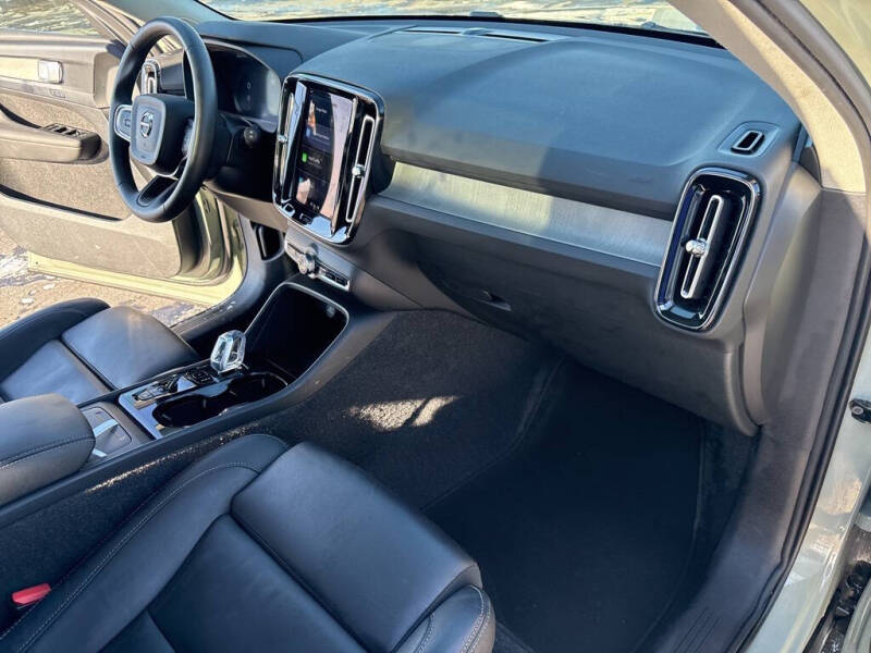 2025 Volvo XC40 B5 Plus Bright Theme