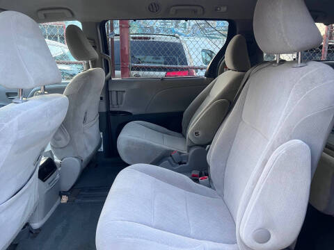 2017 Toyota Sienna LE 8-Passenger