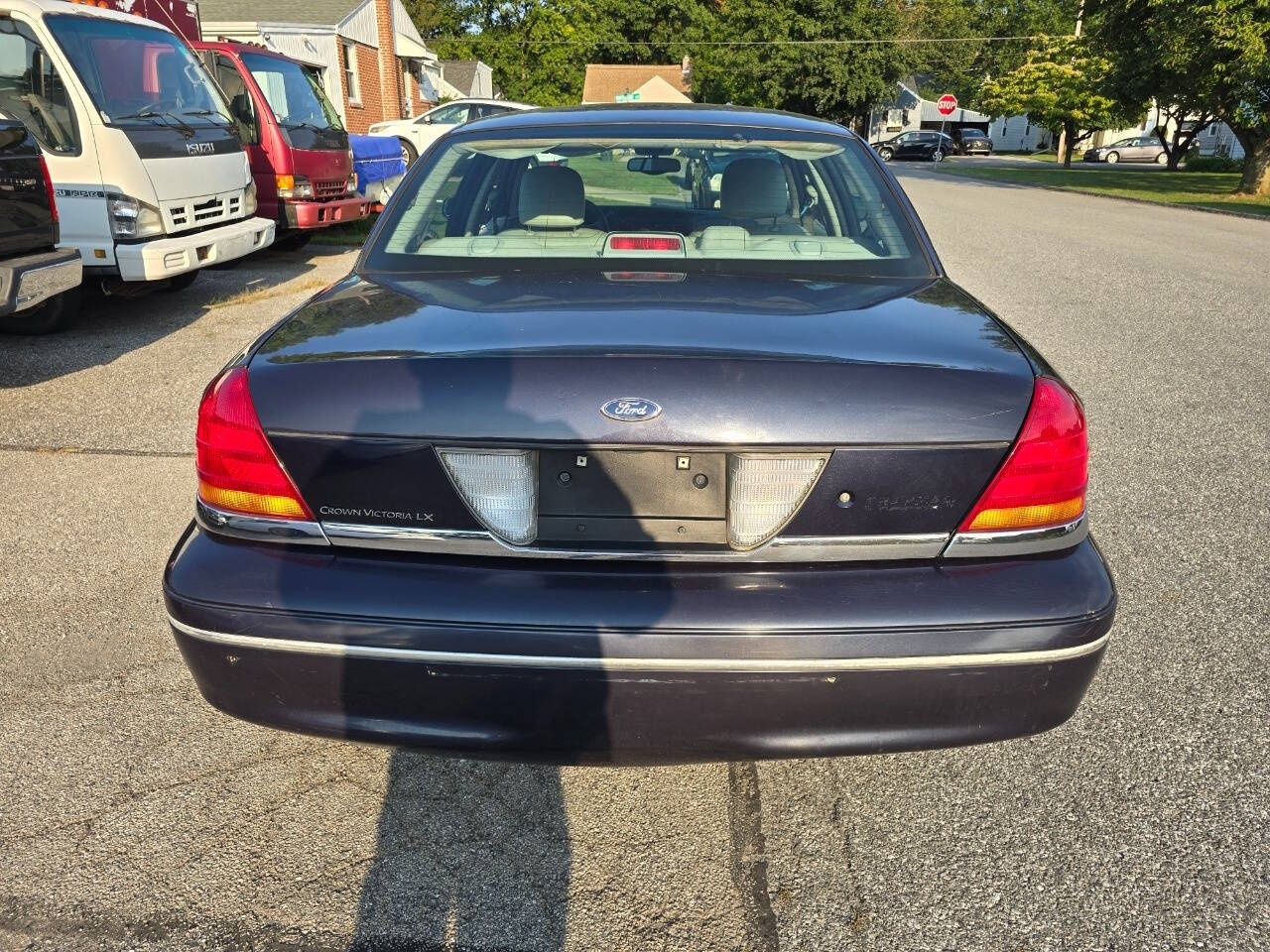 2003 Ford Crown Victoria for sale at QUEENSGATE AUTO SALES in York, PA