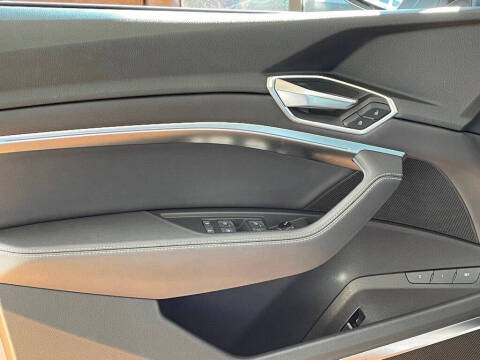 2022 Audi e-tron quattro Premium Plus