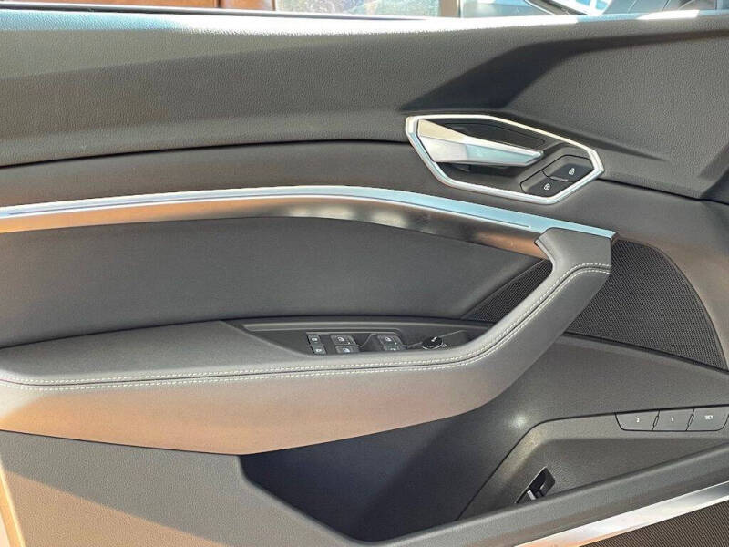 2022 Audi e-tron quattro Premium Plus