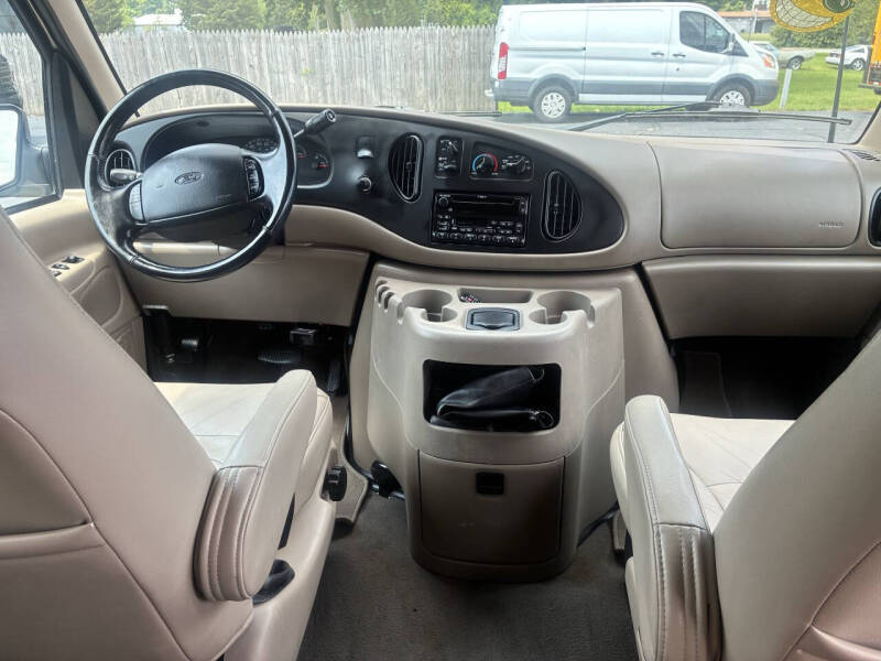 2001 Ford E-Series E-150 XLT