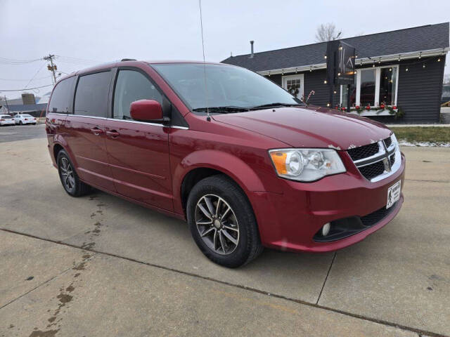 2016 Dodge Grand Caravan for sale at Bigfoot Auto in Hiawatha, IA