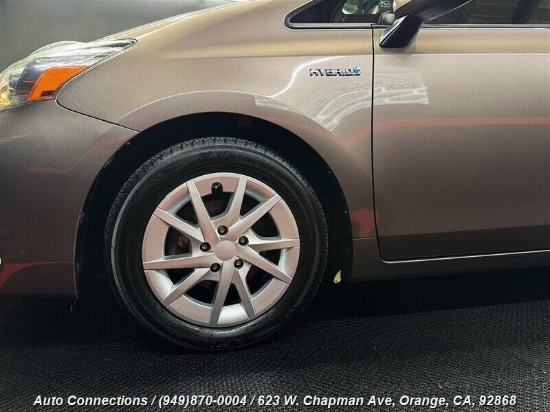 2016 Toyota Prius v Three