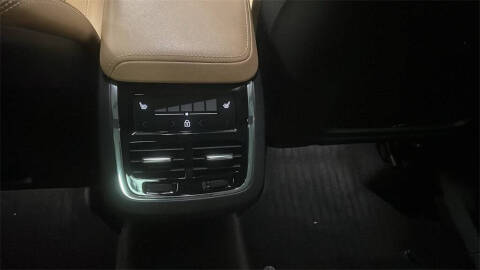 2023 Volvo XC60 B5 Ultimate Dark Theme