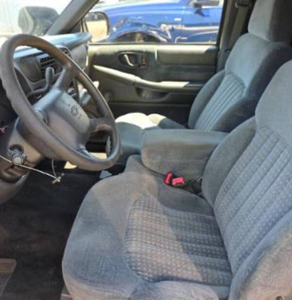 2000 Chevrolet S-10 LS