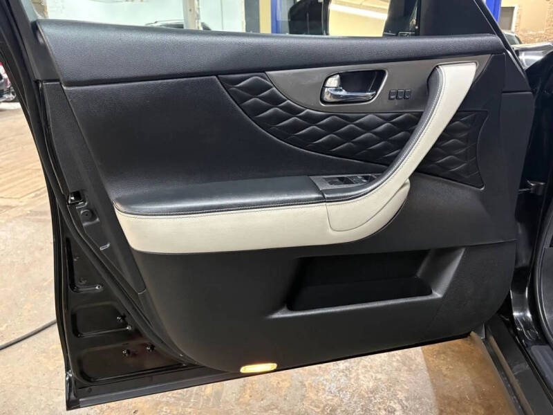 2017 Infiniti QX70