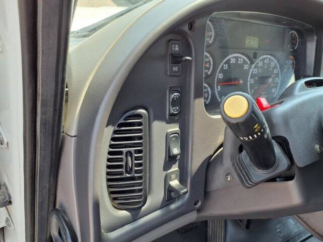 2006 Freightliner M2 106