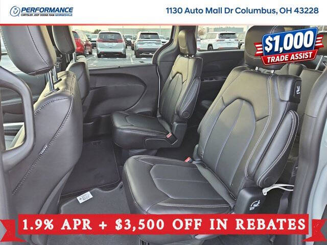 2026 Chrysler Pacifica Select