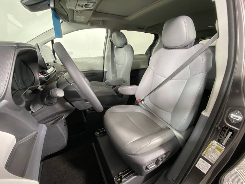 2021 Toyota Sienna XLE photo 9