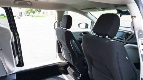 2024 Chrysler Voyager LX