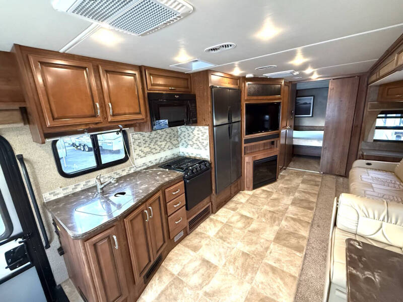 2014 Fleetwood RV Bounder 33’ Double Slide!!!!