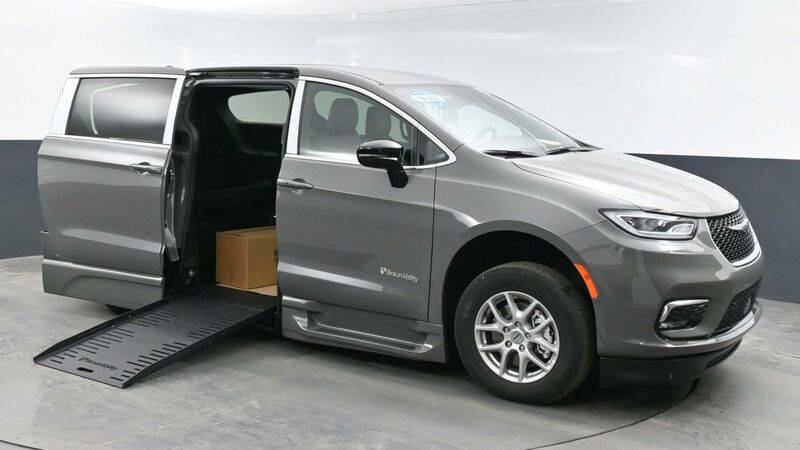 2025 Chrysler Pacifica Select's photo