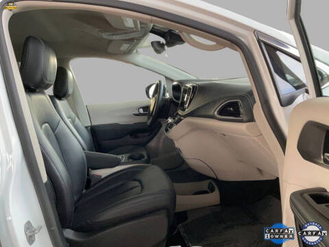 2024 Chrysler Pacifica Plug-In Hybrid Select