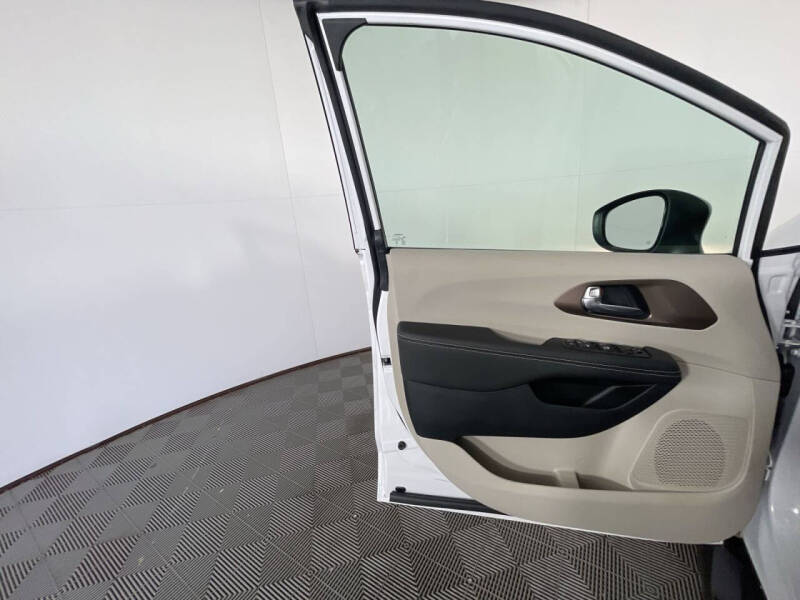 2024 Chrysler Voyager LX