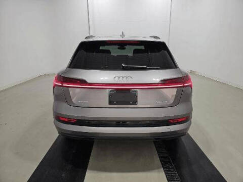 2022 Audi e-tron quattro Premium Plus