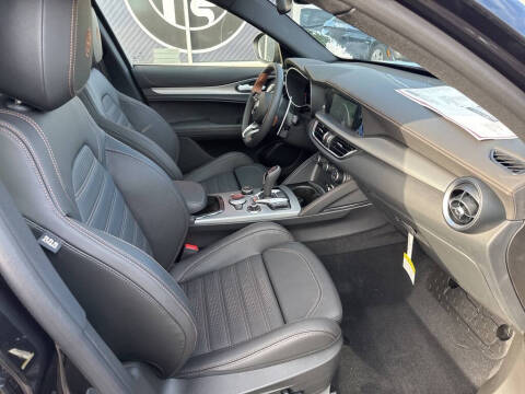 2025 Alfa Romeo Stelvio Intensa