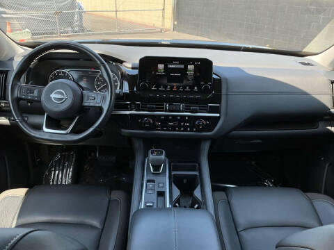 2025 Nissan Pathfinder SL