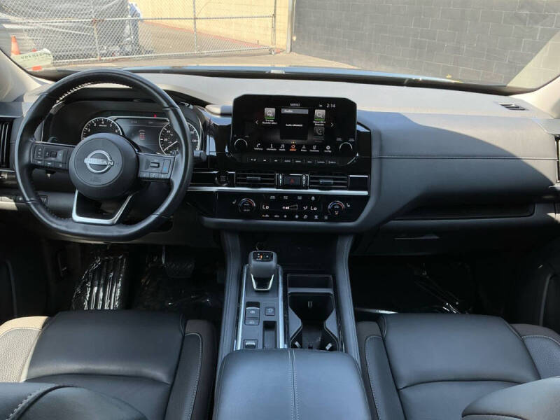 2025 Nissan Pathfinder SL