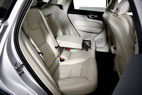 2022 Volvo XC60 B5 Momentum