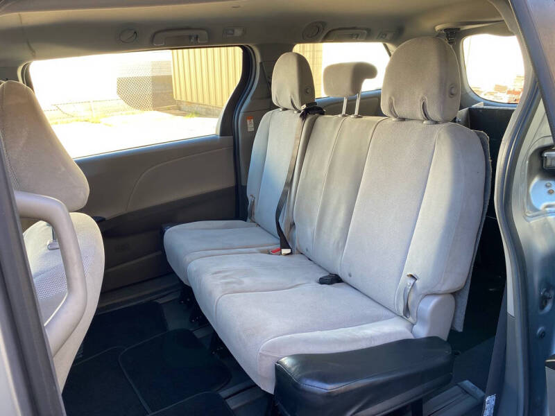 2018 Toyota Sienna L photo 13