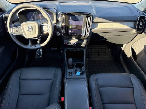 2025 Volvo XC40 B5 Core Bright Theme