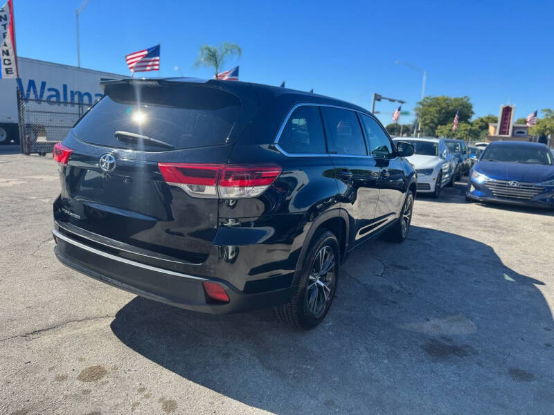 2017 Toyota Highlander LE photo 5