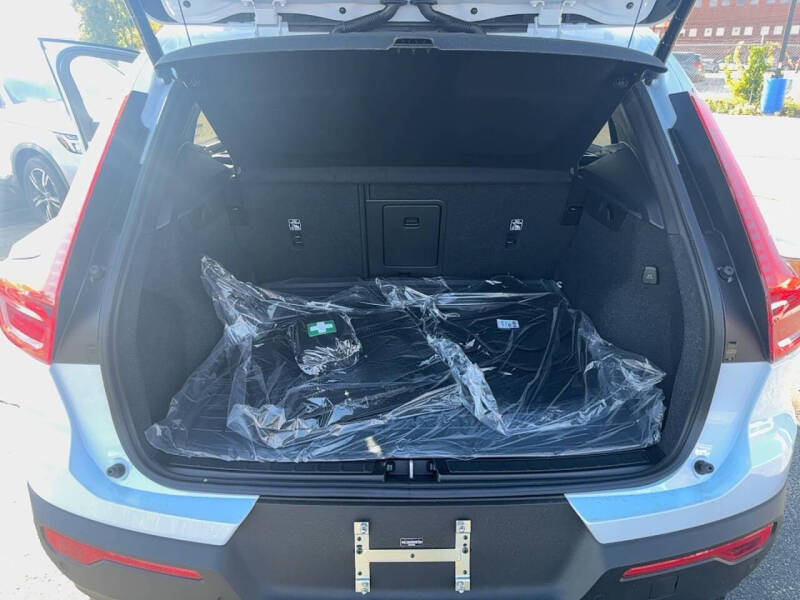 2025 Volvo XC40 B5 Plus Dark Theme