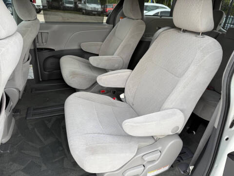 2017 Toyota Sienna LE 8-Passenger