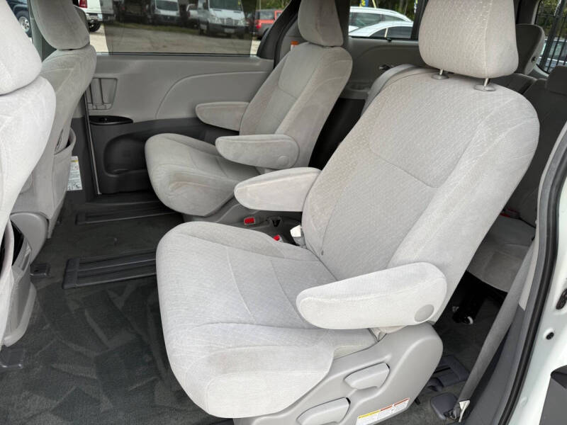 2017 Toyota Sienna LE 8-Passenger