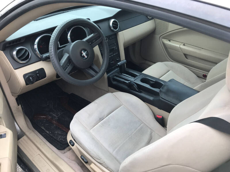 2005 Ford Mustang V6 Deluxe