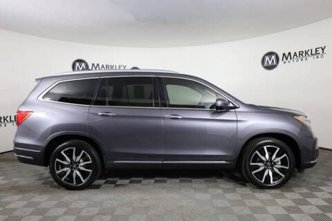 2019 Honda Pilot Touring w/Rear Captain's Chairs