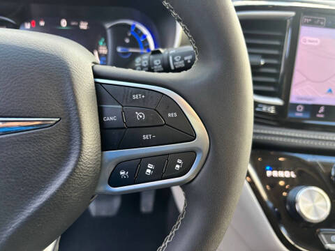 2024 Chrysler Pacifica Plug-In Hybrid Select