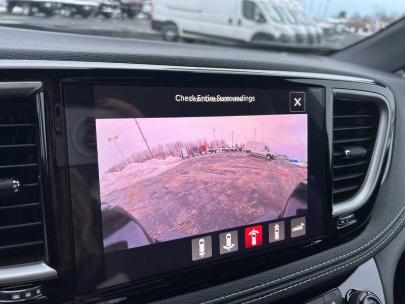 2026 Chrysler Pacifica Select