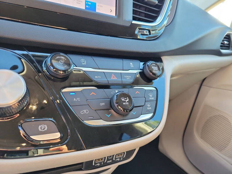 2023 Chrysler Voyager LX