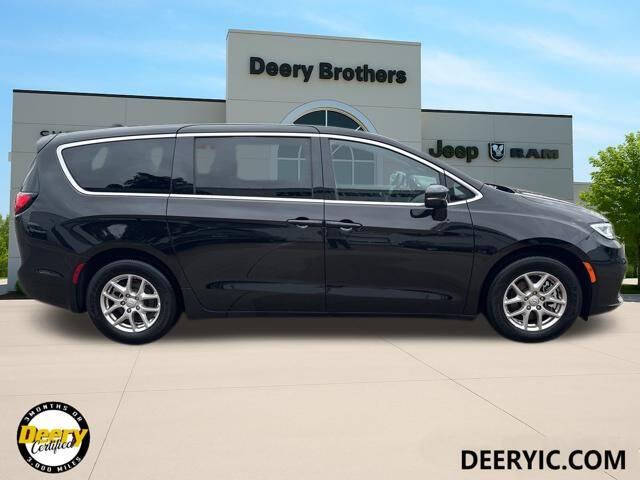 2025 Chrysler Pacifica Select