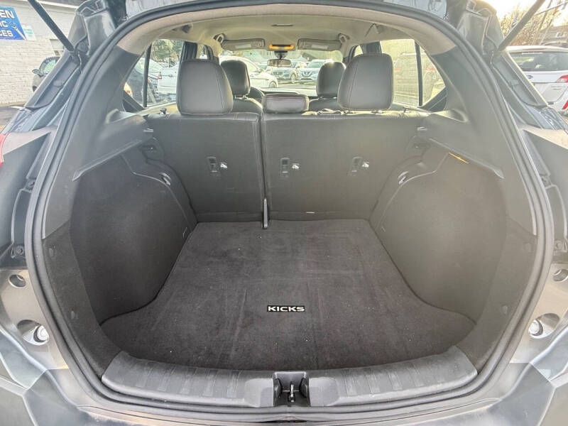 2020 Nissan Kicks SR