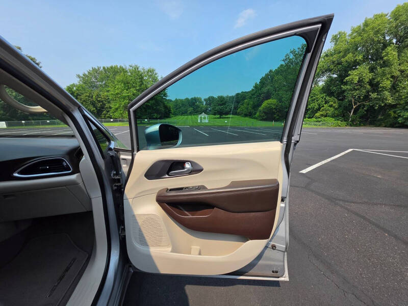 2017 Chrysler Pacifica Touring-L Plus